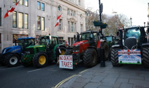 Британският министър на финансите увеличи данъците с 26 милиарда паунда, трактори и арести в центъра на Лондон