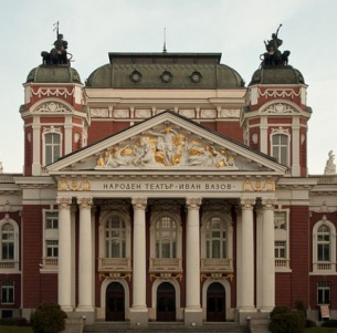 Всяка партия да си направи театрална трупа