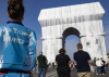 Стотици се стекоха пред опакованата Триумфална арка в Париж