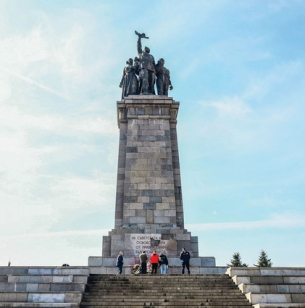 Паметникът на съветската армия е проектиран от две лесбийки, които са живели на семейни начала по соца, а днешните либерали искат да го бутат