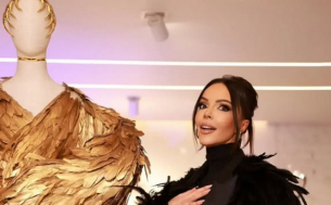 Галена направи изложба със сценичните си тоалети