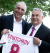 Ицо Стоичков дари Орбан с тениска с автограф