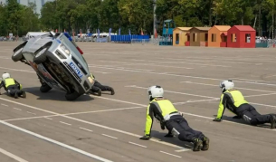 Кола рухна върху пътен полицай при демонстрация край Москва