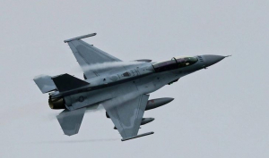 На втория F-16 блок 70 вх. Г ет.1 да не би над Бермудския триъгалник да му е паднала дограмата ?