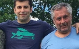 „Татко не дава“! Билборд изобличи дебилния Кирил Петков и баща му за ужаса на АМ „Струма“
