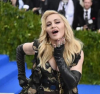 63-годишната Мадона се разчекна