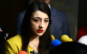 Спипаха Лена Парапетка да си прави селфи с прасето пред...