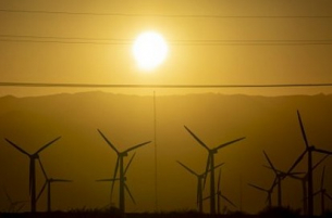 Залогът на Тръмп върху изкопаемите горива се оказва губещ