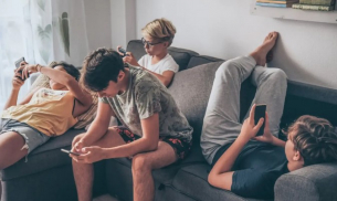 Eксперт: Социалните мрежи унищожават психичното здраве на тийнейджърите