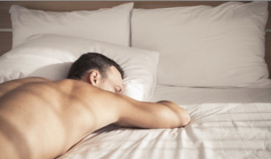Защо не бива да спим голи в горещините