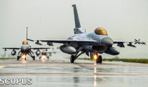Боен самолет KF-16 се запали при излитане в Аляска, пилотите катапултираха