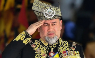 Бивш крал отчаяно иска наследник, изгони пометнала американка и &quot;Мис Москва&quot;