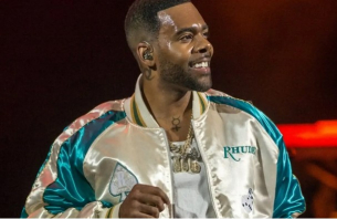 Развълнувана фенка грабна певец за чатала по време на концерт