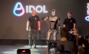 Първият руски човекоподобен робот се преби при дебюта си пред публика ВИДЕО