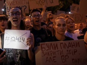 Иван Кръстев за Зеленски с основание се опасява от протестите срещу корупцията. В София също протестират срещу злоупотребата с власт