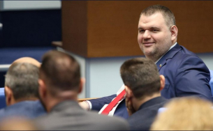 Жабите в тенджерата на Пеевски: как бавно се сваряват