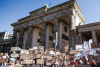 Екоактивисти напръскаха с боя Бранденбургската врата