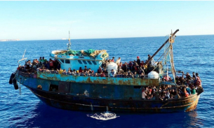 2-годишно момиче загина, а други осем души изчезнаха при ново корабокрушение с мигранти край Лампедуза