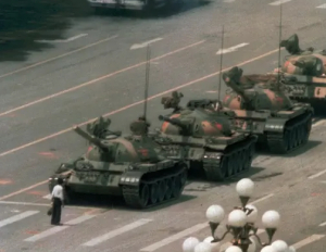 Майкрософт блокира бинг от това да показва изображението на човека с танка от площад Тянамън