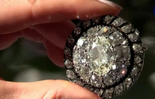 Продадоха за над $3,5 милиона диамантена брошка на Наполеон, изгубена след поражението при Ватерло