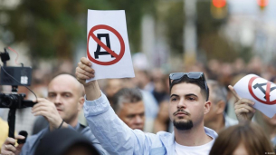 Стоим и чакаме някой да ни отърве. Стига да оцелеем.