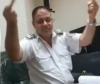 Началник в ГКПП Лесово размахва гордо средни пръсти от бюрото си