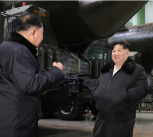 Ким Чен Ун  посещава оръжейни заводи на фона на критики за търговията с Русия