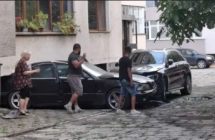 Циганин с БМВ нахлу в блок