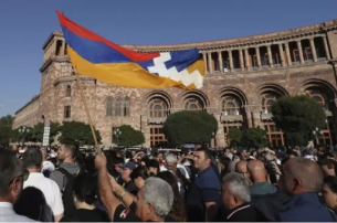 Хиляди демонстрират в Ереван след споразумението за Нагорни Карабах, съобщава се за сблъсъци