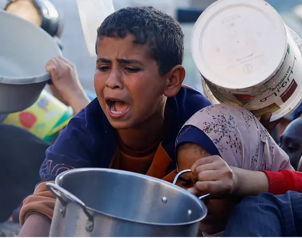В Газа пазарите са пълни, но хората гладуват. Защо е така?