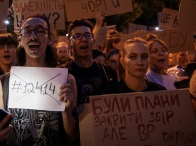 Иван Кръстев за Зеленски с основание се опасява от протестите срещу корупцията. В София също 
